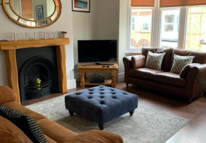 Howick House - Gorgeous Cosy Filey Cottage style central location - Sleeps 9